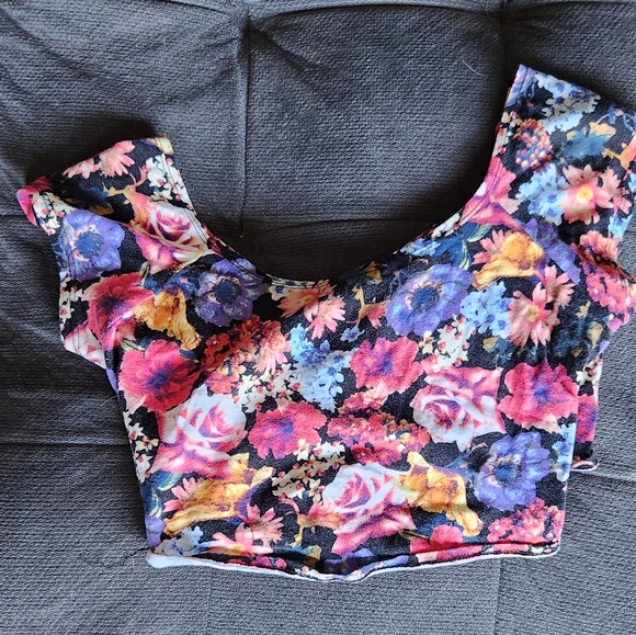 Nollie floral crop top 🌺 - Picture 2 of 6